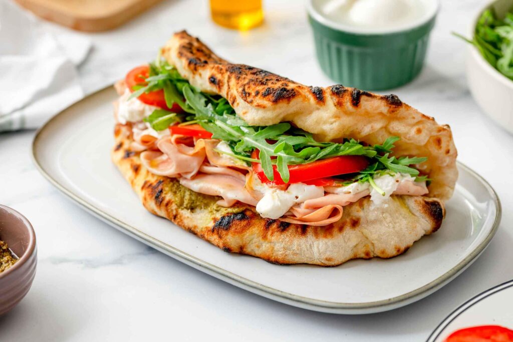 Napolitansk street food i sandwich-form – friskbagt panuozzo fyldt med kvalitetsråvarer og masser af smag.